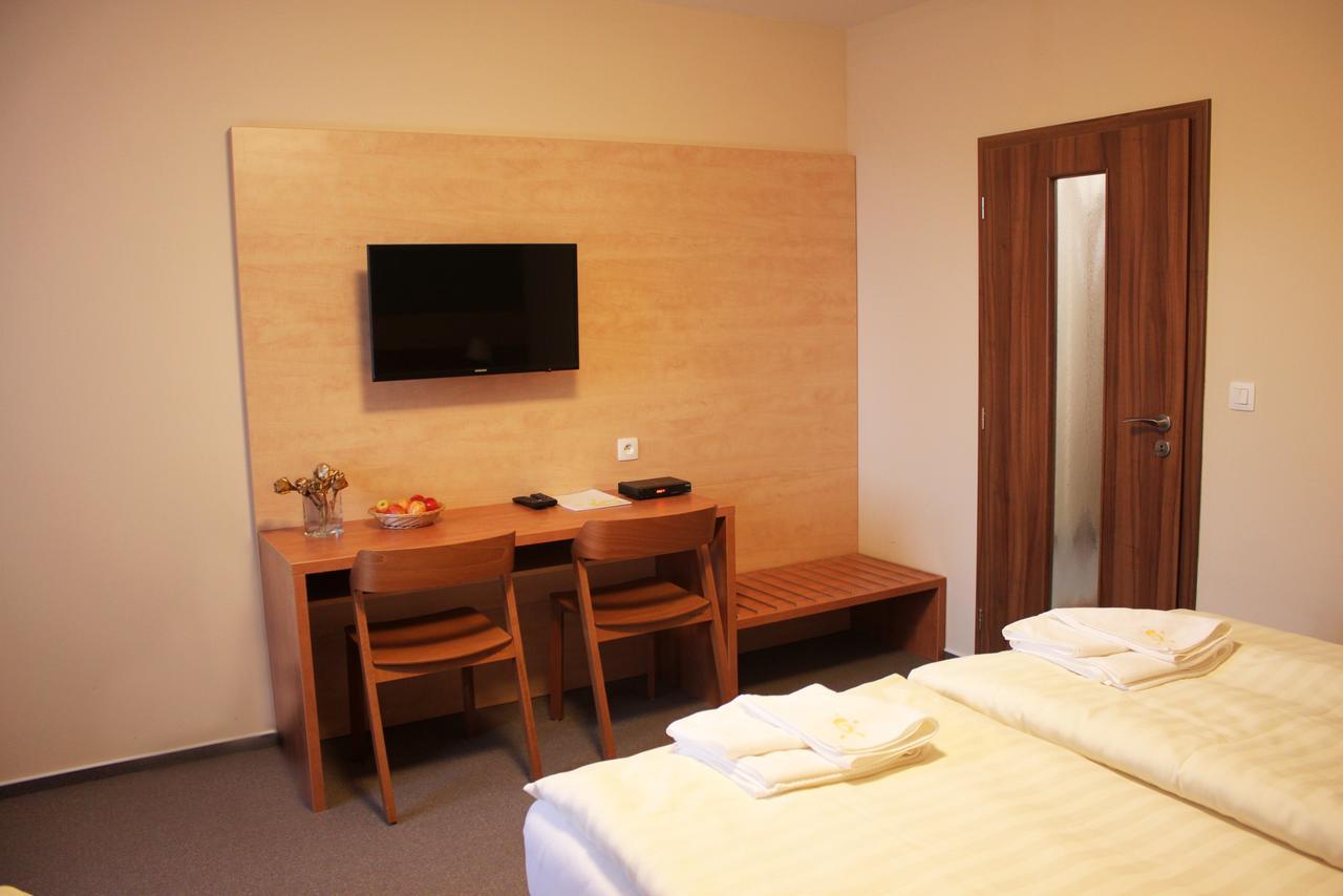 ליפובה לאזנה Hotel Toc מראה חיצוני תמונה
